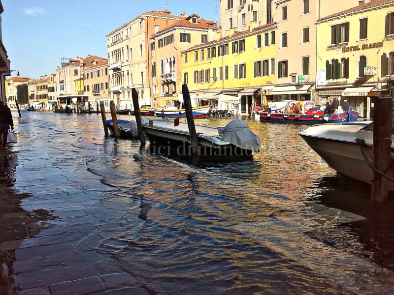 Come sopravvivere con l’acqua alta a Venezia